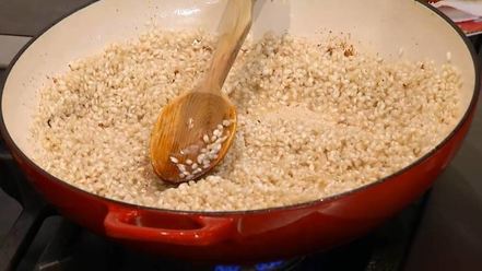 Рецепт ризотто с перепелиными яйцами и копченым салом