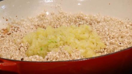 Рецепт ризотто с перепелиными яйцами и копченым салом