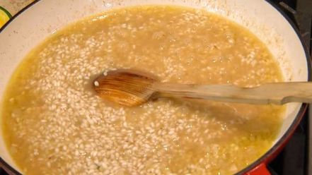 Рецепт ризотто с перепелиными яйцами и копченым салом