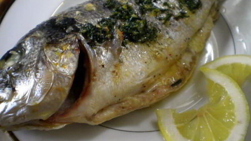 Рецепт дорады, запеченной в лимонно-чесночном масле