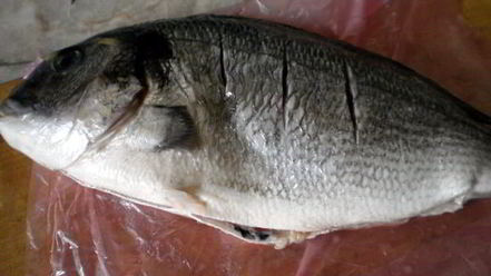 Рецепт дорады, запеченной в лимонно-чесночном масле