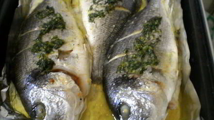 Рецепт дорады, запеченной в лимонно-чесночном масле