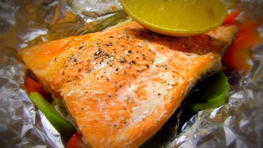 Рецепт форели на овощной подушке, запеченная в фольге