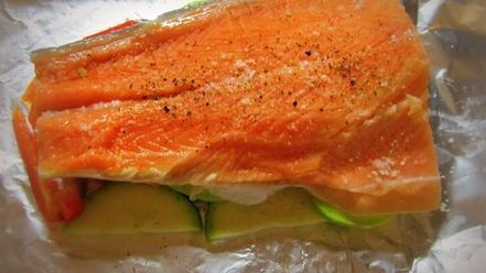 Рецепт форели на овощной подушке, запеченная в фольге