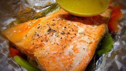 Рецепт форели на овощной подушке, запеченная в фольге