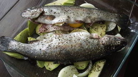 Рецепт форели с пряными травами и лимоном