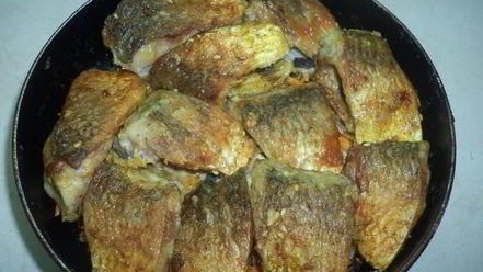 Рецепт карасиков запеченных с овощами в томате