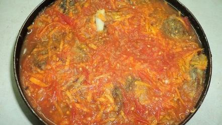 Рецепт карасиков запеченных с овощами в томате