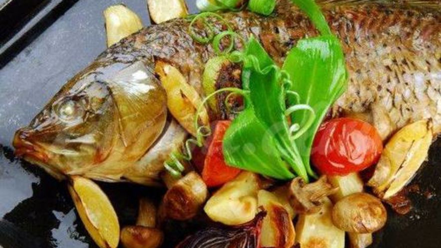 Рецепт карпа, запеченного с лимоном и грибами