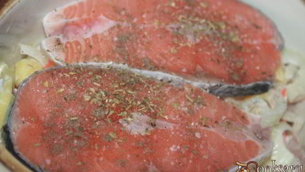 Рецепт лосося с овощами в горшочке