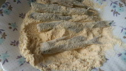 Рецепт мойвы в панировке из кукурузной муки