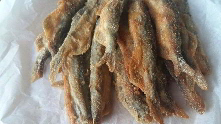 Рецепт мойвы в панировке из кукурузной муки