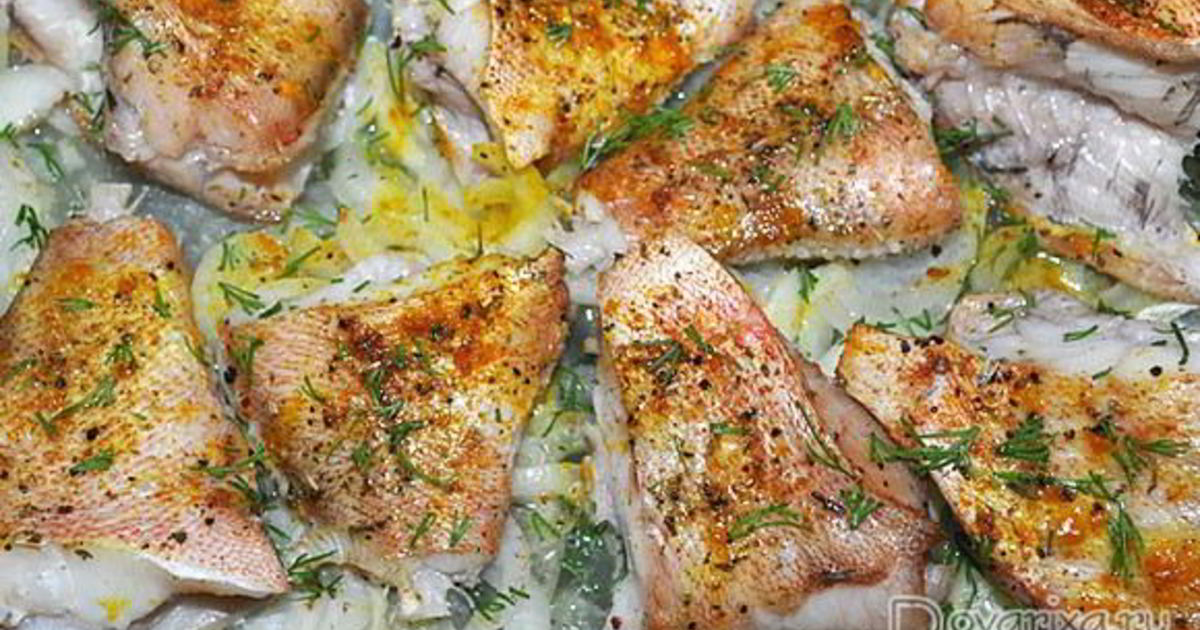 морской окунь запеченный. окунь запеченный в духовке. окунь в духовке на луковой подушке. окунь запеченный в духовке. окунь запеченный.