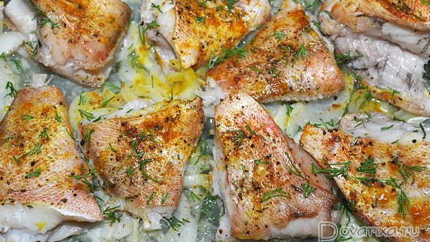 Рецепт морского окуня на луковой подушке