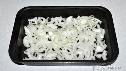 Рецепт морского окуня на луковой подушке