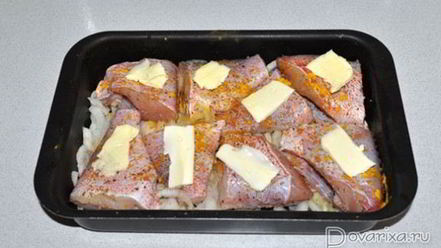 Рецепт морского окуня на луковой подушке