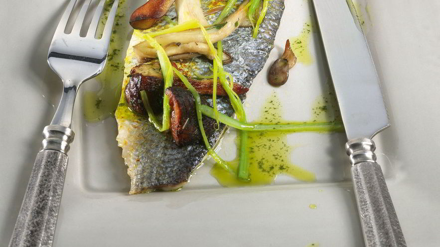 Рецепт морского окуня с грибами и пореем