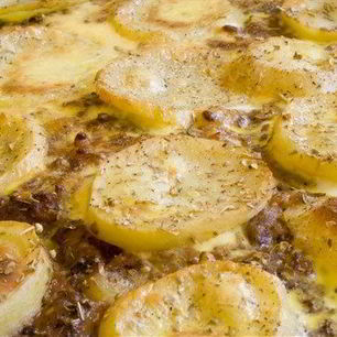 Рецепт Рыбы, запеченной в сметане, с картофелем и грибами