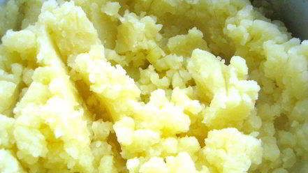 Рецепт рыбки, запеченной под соусом бешамель и картофелем