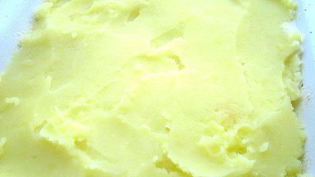 Рецепт рыбки, запеченной под соусом бешамель и картофелем