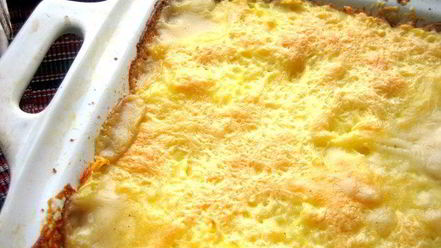 Рецепт рыбки, запеченной под соусом бешамель и картофелем