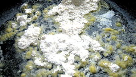 Рецепт рыбки, запеченной под соусом бешамель и картофелем