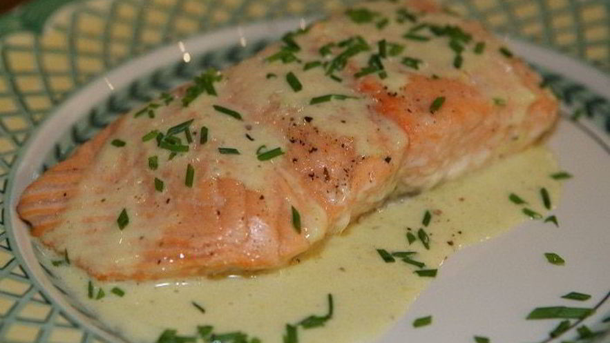 Рецепт семги с соусом из порея и шнитт-луком