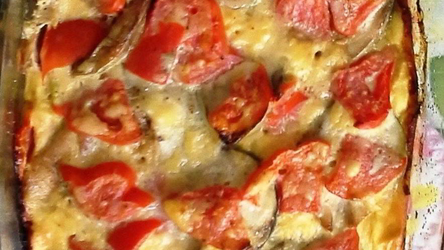 Рецепт скумбрии с овощами под сметанной заливкой