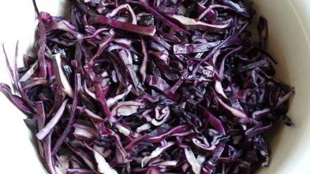 Рецепт салата-гарнира с рисом и краснокочанной капустой