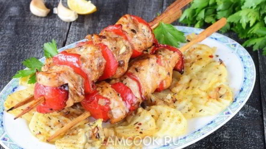 Рецепт куриного шашлыка с картошкой в духовке