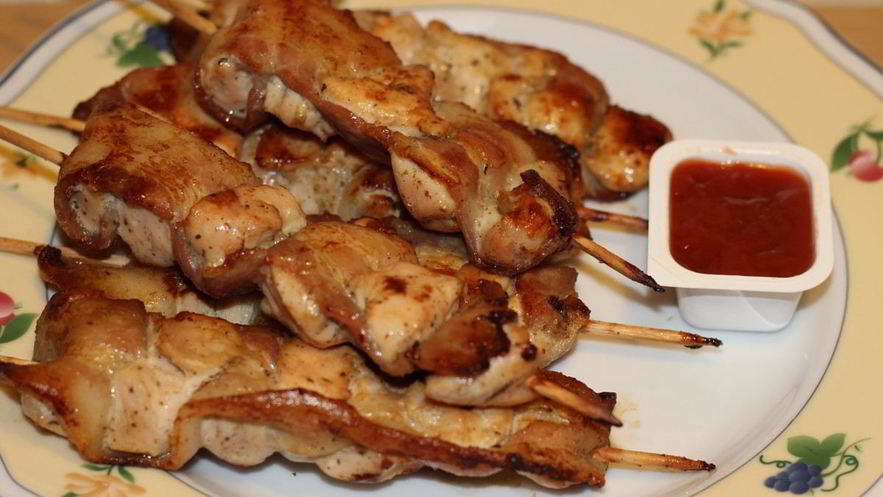 Рецепт куриных шашлычков в беконе