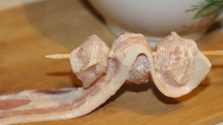 Рецепт куриных шашлычков в беконе