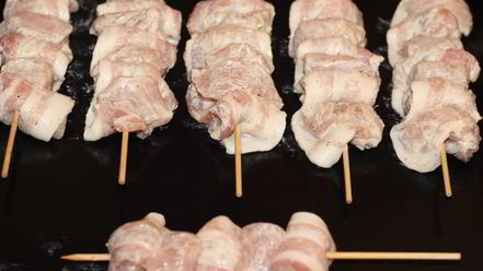 Рецепт куриных шашлычков в беконе