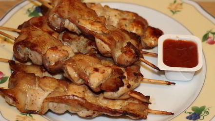 Рецепт куриных шашлычков в беконе