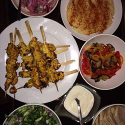 Рецепт Шашлычков из индейки с йогуртовой заправкой и салатом из огурцов