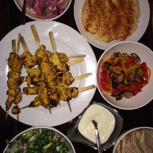 Рецепт Шашлычков из индейки с йогуртовой заправкой и салатом из огурцов