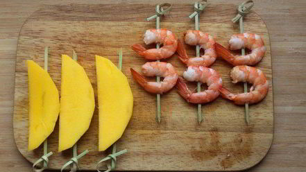 Рецепт шашлычков из креветок и манго