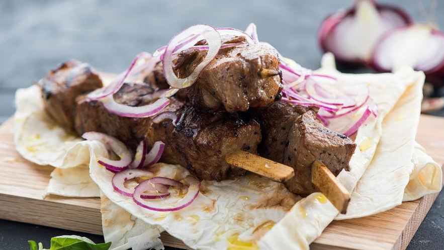 Рецепт шашлыка из свиной шейки в яблочно-горчичном маринаде