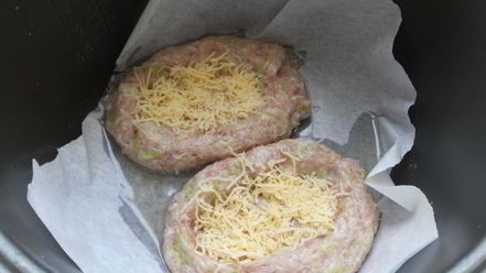 Рецепт свиного шницеля с сыром и яйцом в мультиварке