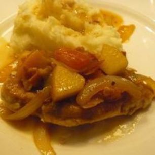 Рецепт Свиного шницеля с яблоками и помидорами