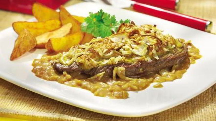 Рецепт запеченного шницеля в сливочно-луковом соусе