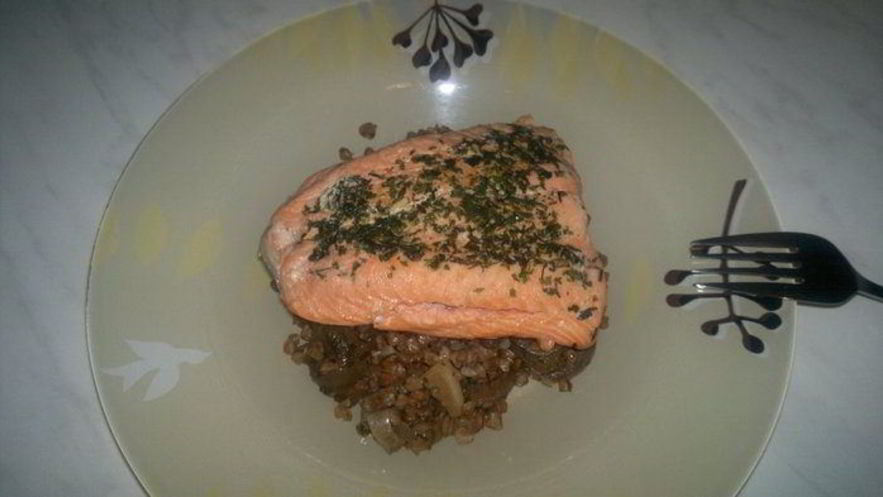 Рецепт гречетто с соевым соусом и луком и стейк из лосося в тимьяне