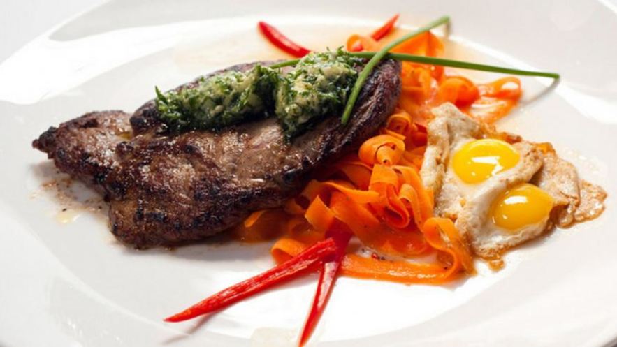 Рецепт минутного стейка со смайл-глазуньей