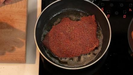 Рецепт минутного стейка со смайл-глазуньей