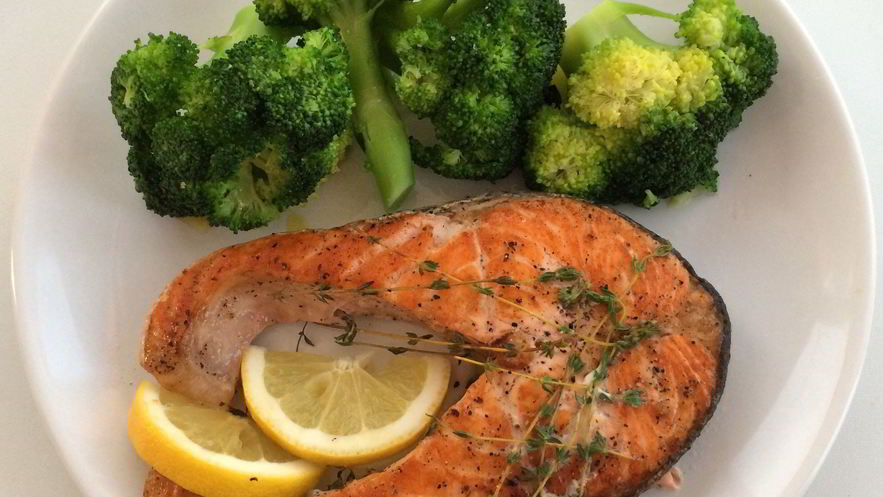 Рецепт сочного лососевого стейка с брокколи