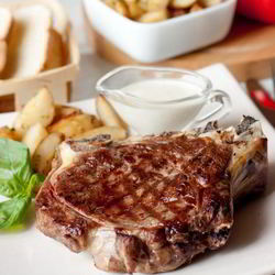 Рецепт Стейка из говядины со сливочным соусом из голубого сыра