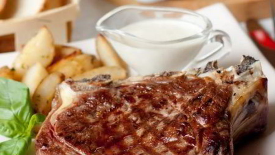 Рецепт стейка из говядины со сливочным соусом из голубого сыра