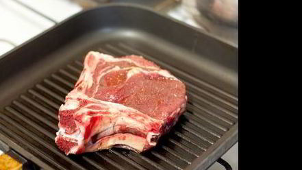 Рецепт стейка из говядины со сливочным соусом из голубого сыра