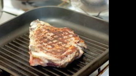 Рецепт стейка из говядины со сливочным соусом из голубого сыра