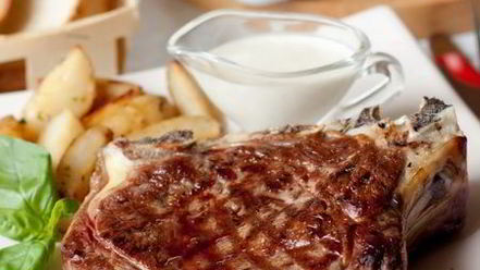 Рецепт стейка из говядины со сливочным соусом из голубого сыра